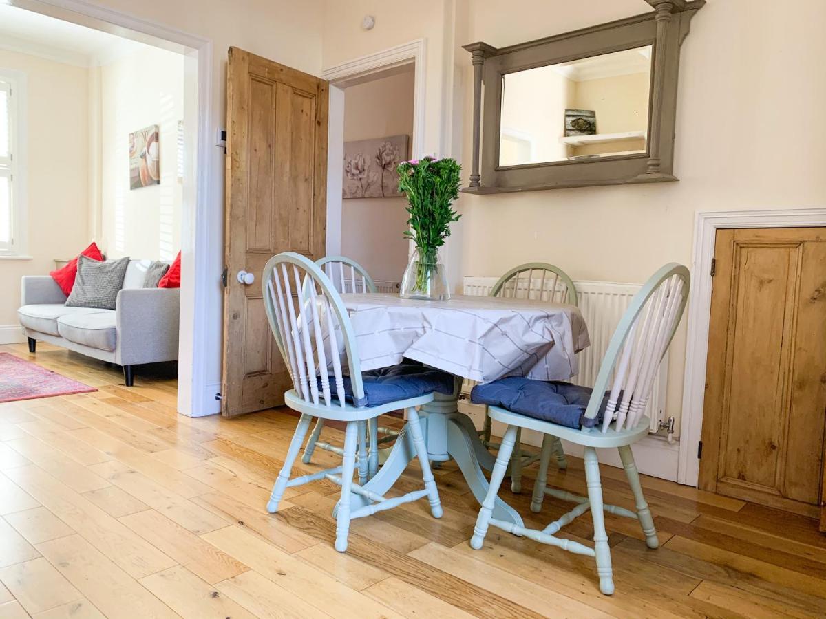 Lodge Riverside - Quaint Victorian By The River *